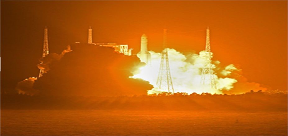 12月27日長(zhǎng)征五號(hào)遙三運(yùn)載火箭在中國(guó)文昌航天發(fā)射場(chǎng)點(diǎn)火升空